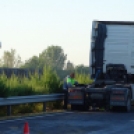 Szalagkorlátot tarolt egy kamion az M5-ös autópályán