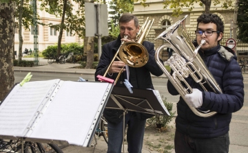 Öt helyszínen is koncerteztek a Kossuth utcán
