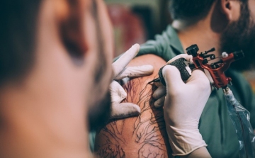 Hogyan kell kezelni a friss tetoválást?