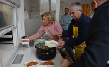 Meleg ebéd a hajléktalanszálló lakóinak