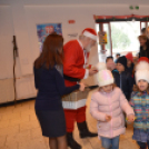 A szaloncukor mellé mozifilmet is kaptak az óvodások