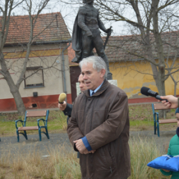 Dózsa György szobra a róla elnevezett utca végére került