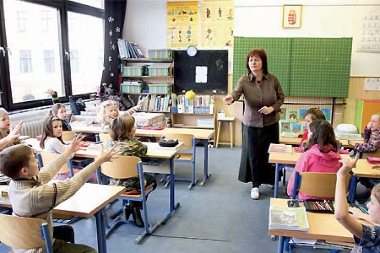 Húszezer tanár fizetése nő