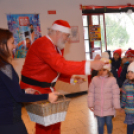 A szaloncukor mellé mozifilmet is kaptak az óvodások