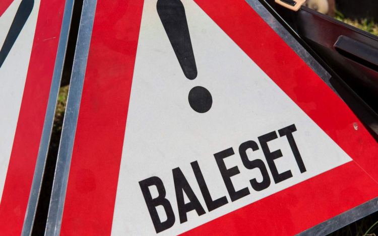 Személygépkocsi és kukásautó ütközött Kiskunfélegyházán
