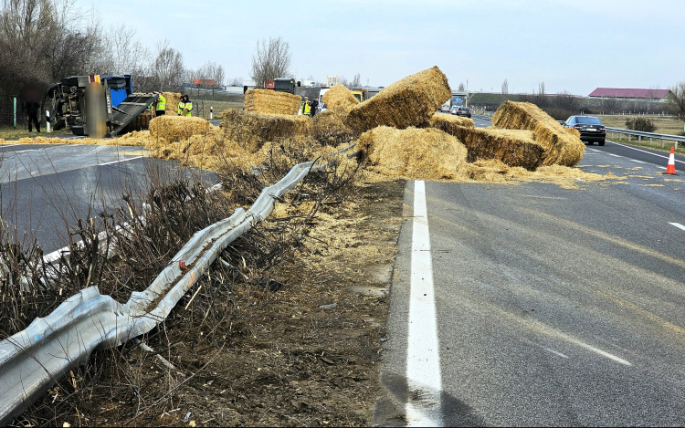  Felborult egy kamion az M5-ös autópályán