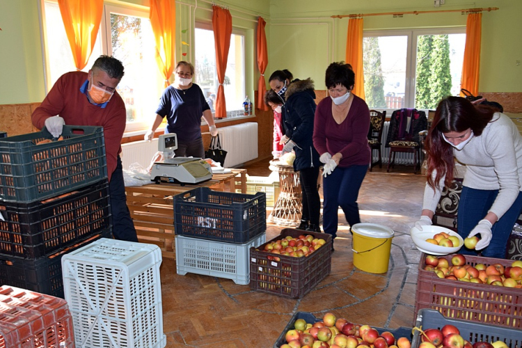 A petőfiszállási Csicsergő Óvoda dolgozói most is serénykednek