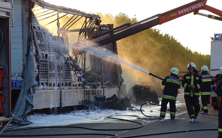 Kigyulladt kamion miatt lezárták az M5-ös Szeged felé vezető oldalát