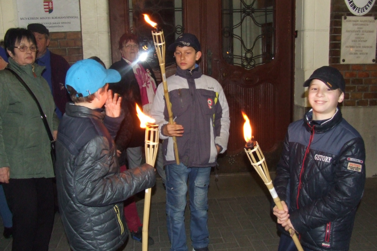 Fáklyás menet a Kossuth utcán