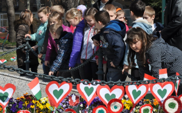 Kokárdák és zászlócskák a Petőfi szobornál