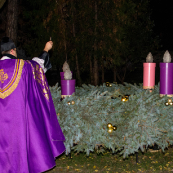 Meggyúlt az első adventi gyertya Kunszálláson