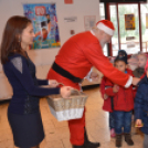 A szaloncukor mellé mozifilmet is kaptak az óvodások