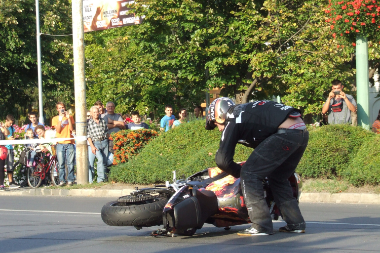 Fergeteges motoros kaszkadőr bemutató