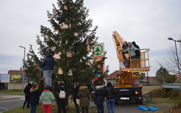 Lelkesen díszítették a fiatalok a lakótelep karácsonyfáját