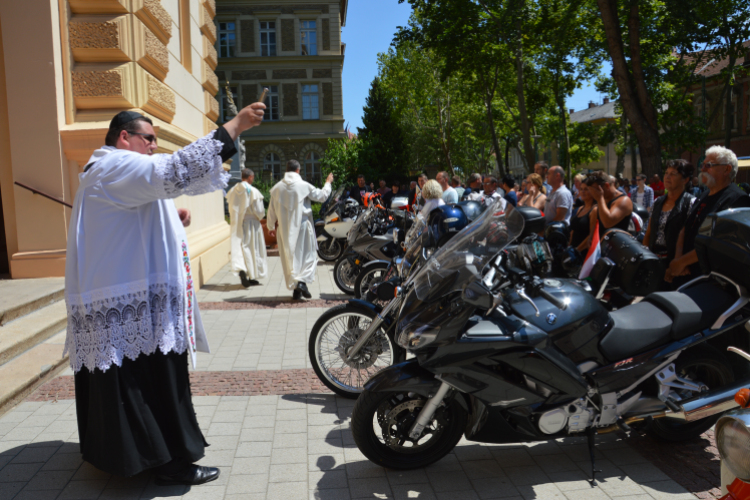 Áldásért jöttek Félegyházára a zarándok motorosok