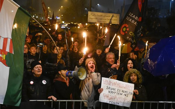 Az oktatásügyért tartottak demonstrációt a közmédia épülete előtt