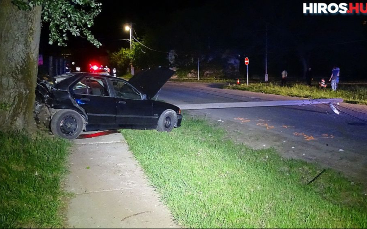 Villanyoszlopnak csapódott a BMW Kiskunfélegyházán