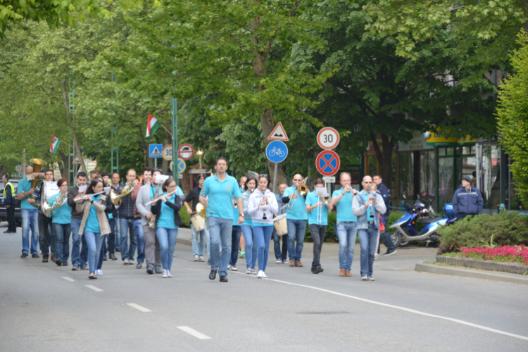 Zenés ébresztővel indult május elseje