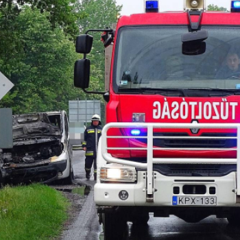 Kiégett egy kisbusz Kecskemétnél