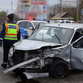 Ketten súlyosan megsérültek egy karambolban Lakiteleknél