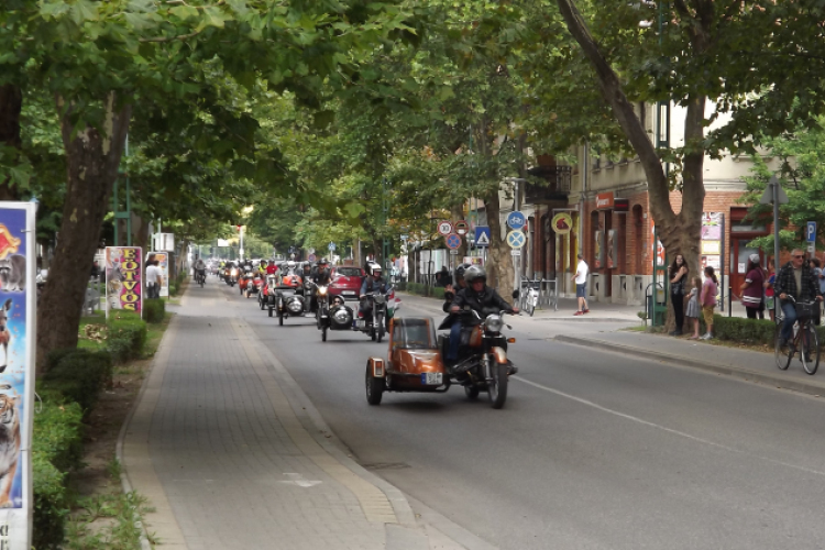 Szebbnél szebb oldalkocsis motorok a Kossuth utcán