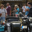 81 évesen is oldalkocsis motoron száguld