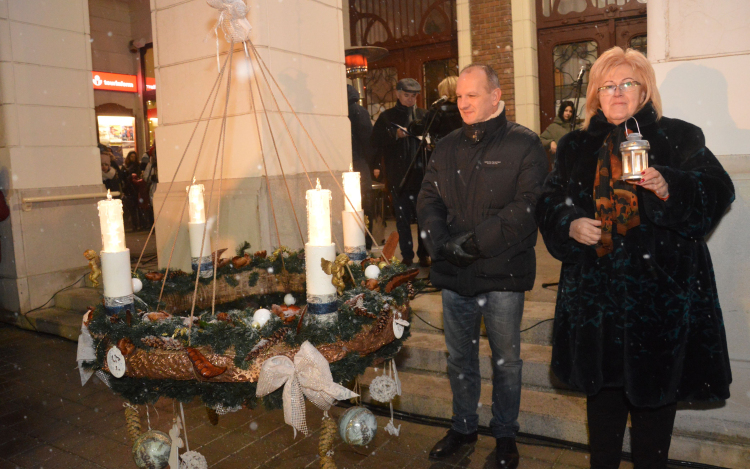 Már lobog a szeretet lángja is városunk adventi koszorúján
