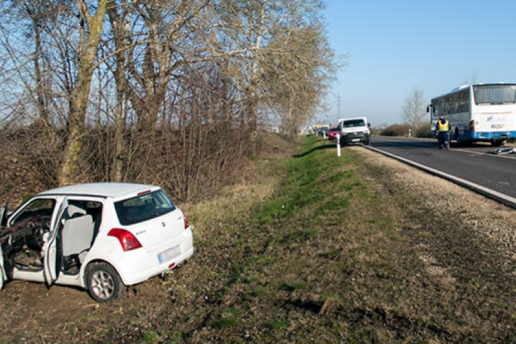 Busszal ütközött a Suzuki