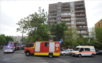 Feltehetően vegyi anyag okozott tüzet egy fővárosi tömbházban