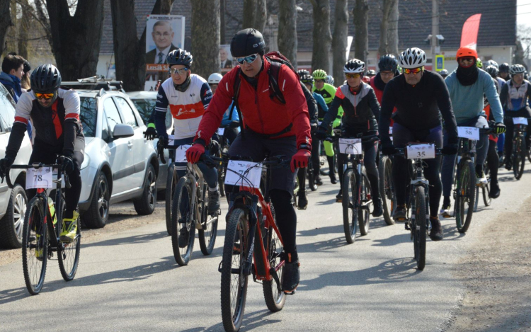 Közel kilencven résztvevővel rajtolt a Tour de Puszta terepkerékpáros verseny