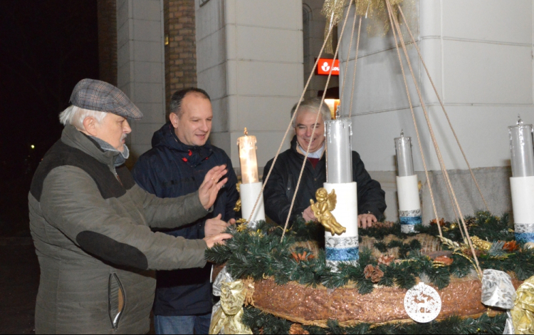 Fellobbant a lángja az első gyertyának városunk adventi koszorúján