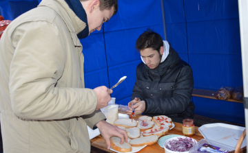 A szíveket is átmelegítette a forró tea