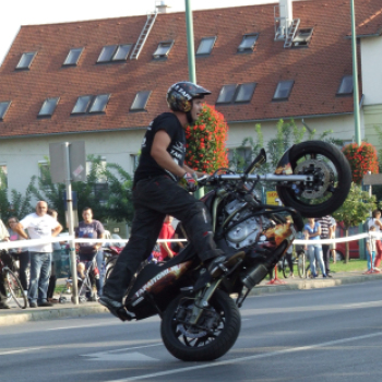 Fergeteges motoros kaszkadőr bemutató