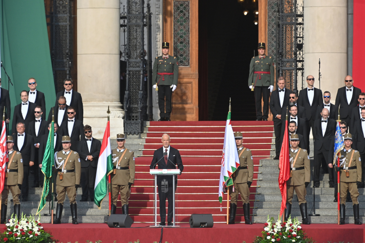 Augusztus 20. - Tisztavatás az Országház előtt