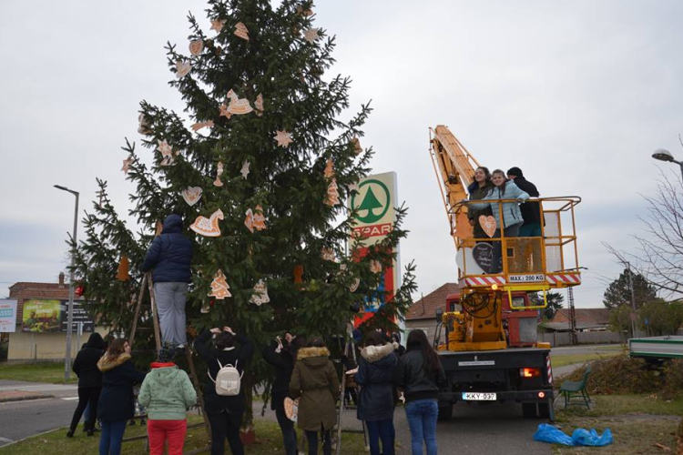 Lelkesen díszítették a fiatalok a lakótelep karácsonyfáját