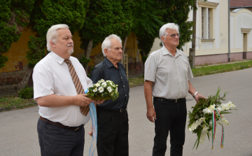 Főhajtás a mártírok emléke előtt