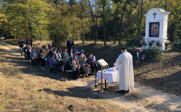 Zarándoklat a Szent Mihály emlékfalhoz