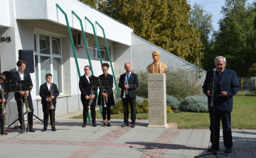 Ünnepélyes keretek között adták át Móra Ferenc mellszobrát