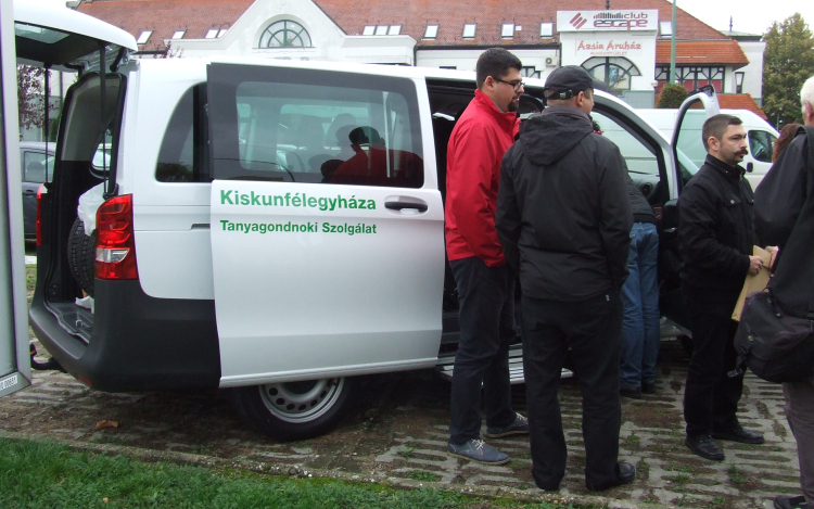 Új Mercedes buszokkal bővült a Tanyaszolgálat