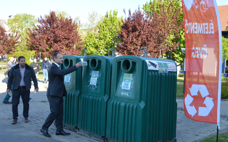 Egy üveggyűjtő konténernél készített szelfivel nemcsak segíthetsz, nyerhetsz is!