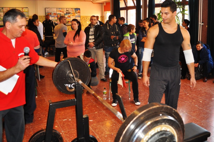 Fekvenyomó emlékverseny a Darvasban