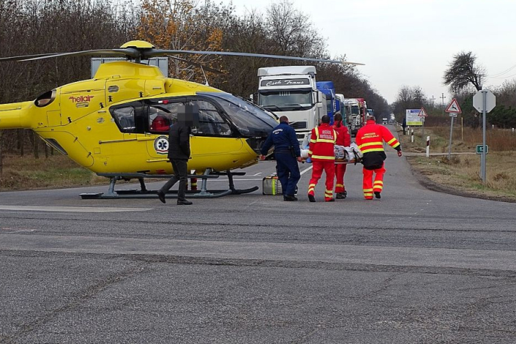 Ketten súlyosan megsérültek egy karambolban Lakiteleknél