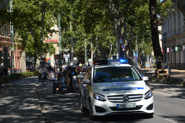 Végigdübörögtek az Oldalkocsis Motoros Találkozó résztvevői a Kossuth utcán