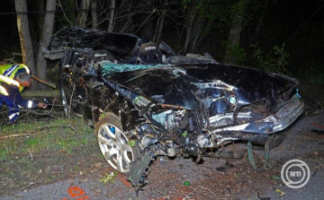 Hárman meghaltak, ketten megsérültek, amikor fának csapódott egy autó Kiskunfélegyháza közelében