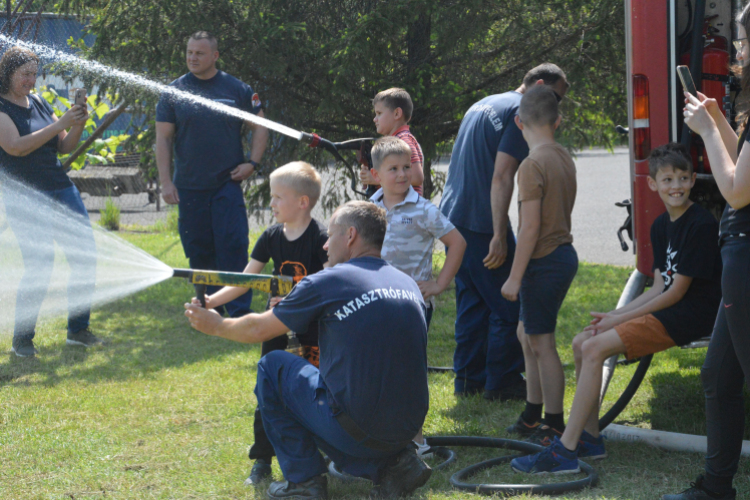 Nyitott kapukkal várta a tűzoltóság a gyerekeket