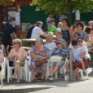 Néptáncosok sora kígyózott a platán fák árnyékában