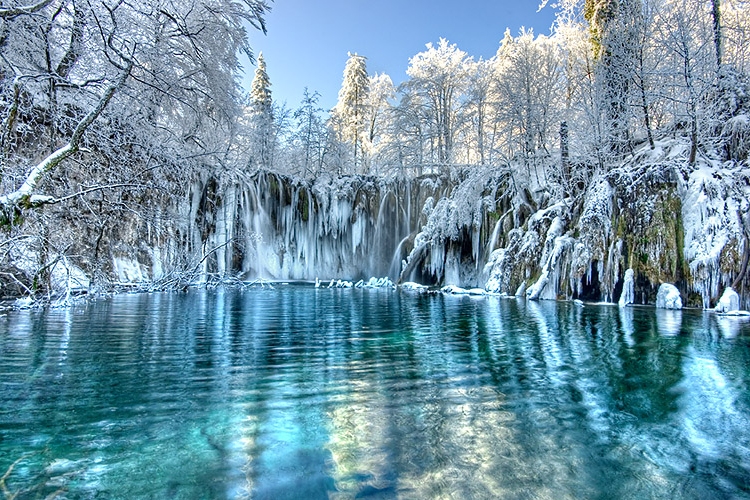 Lélegzetelállító felvételek: téli utazás a Plitvicei-tavaknál
