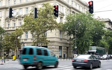 Minden szabályt megszegünk, ha nem látunk rendőrt