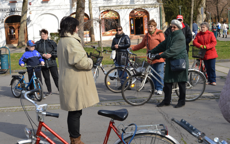 Kerékpárral a Bankfalu Emlékparkba