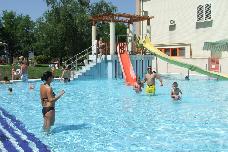 Legyen a Kiskunfélegyházi Strand és Uszoda Az Év Fürdője